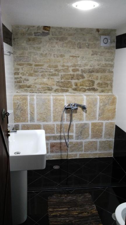 Konaku Guest House Gjirokastër Quarto foto